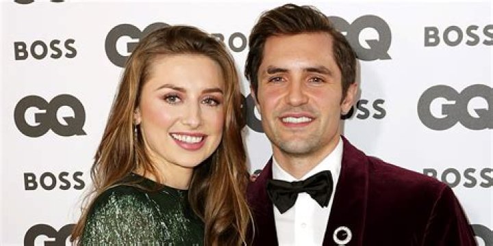 Phil Dunster Doesn't Have Wife But Has Been Dating For 5 Years |