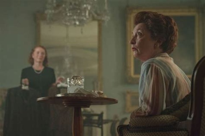 The Crown Recap: Dracula Royal Family |